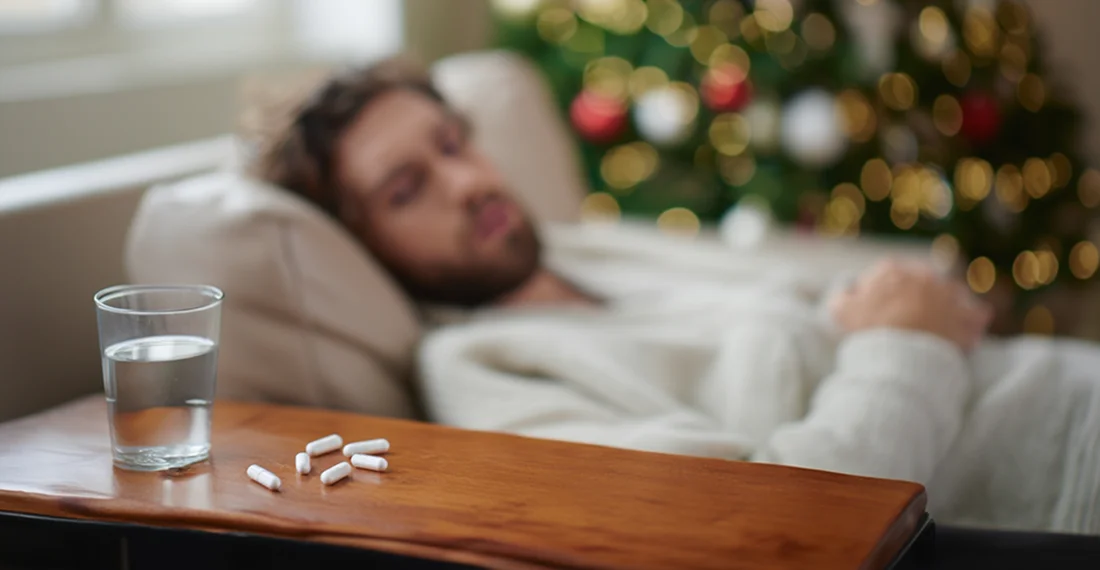 Мужчина лежит на диване